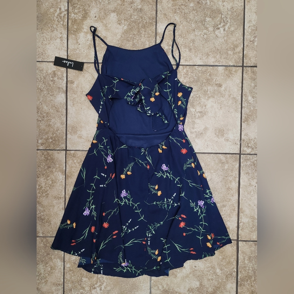 SOLD NWT Lulu’s blue and floral skater dress size medium - Picture 8 of 11